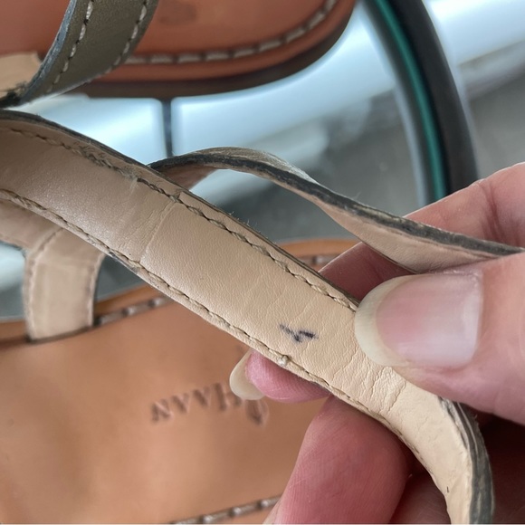 Cole Haan gold sandals with slightly different coloured insoles.  Size 7 US - Picture 7 of 10